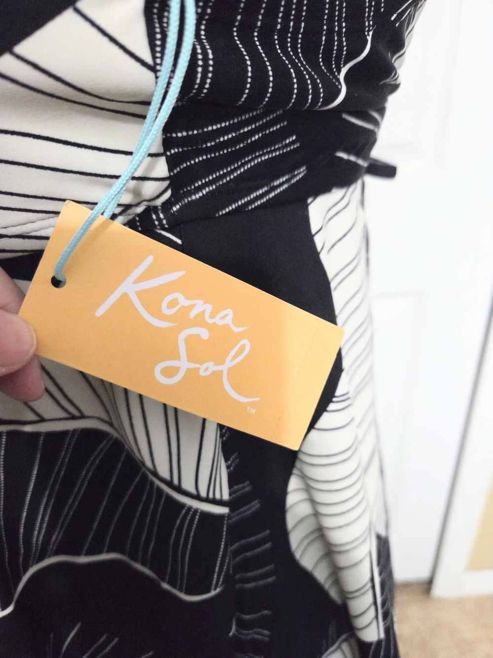 Kona Sol Black & White Leaf Print Peplum Swim Top - Picture 6 of 12